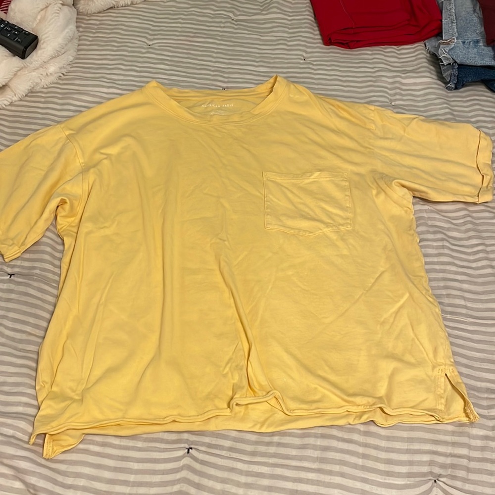 Woman’s Large Yellow American Eagle Tee